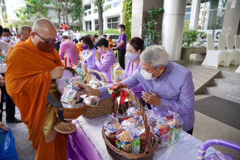พิธีทำบุญตักบาตรข้าวสารอาหารแห้ง คณะสงฆ์จากวัดเทพธิดารามวรวิหาร พระอารามหลวง เพื่อน้อมถวายเป็นพระราชกุศลและถวายพระพรชัยมงคลแด่สม