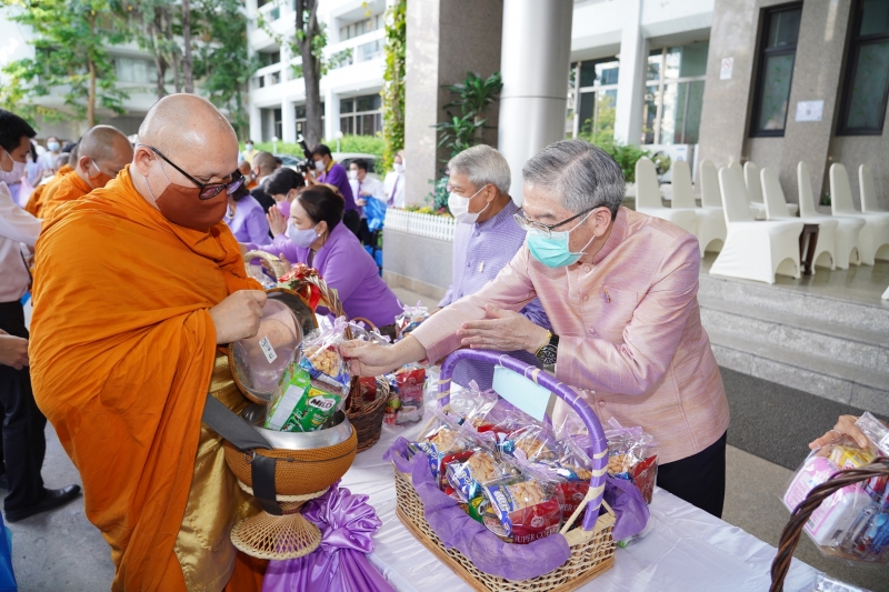 พิธีทำบุญตักบาตรข้าวสารอาหารแห้ง คณะสงฆ์จากวัดเทพธิดารามวรวิหาร พระอารามหลวง เพื่อน้อมถวายเป็นพระราชกุศลและถวายพระพรชัยมงคลแด่สม