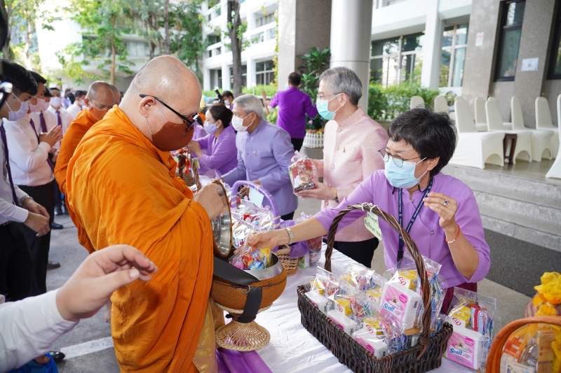 พิธีทำบุญตักบาตรข้าวสารอาหารแห้ง คณะสงฆ์จากวัดเทพธิดารามวรวิหาร พระอารามหลวง เพื่อน้อมถวายเป็นพระราชกุศลและถวายพระพรชัยมงคลแด่สม