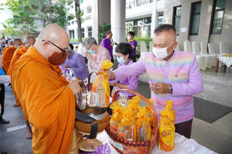 พิธีทำบุญตักบาตรข้าวสารอาหารแห้ง คณะสงฆ์จากวัดเทพธิดารามวรวิหาร พระอารามหลวง เพื่อน้อมถวายเป็นพระราชกุศลและถวายพระพรชัยมงคลแด่สม