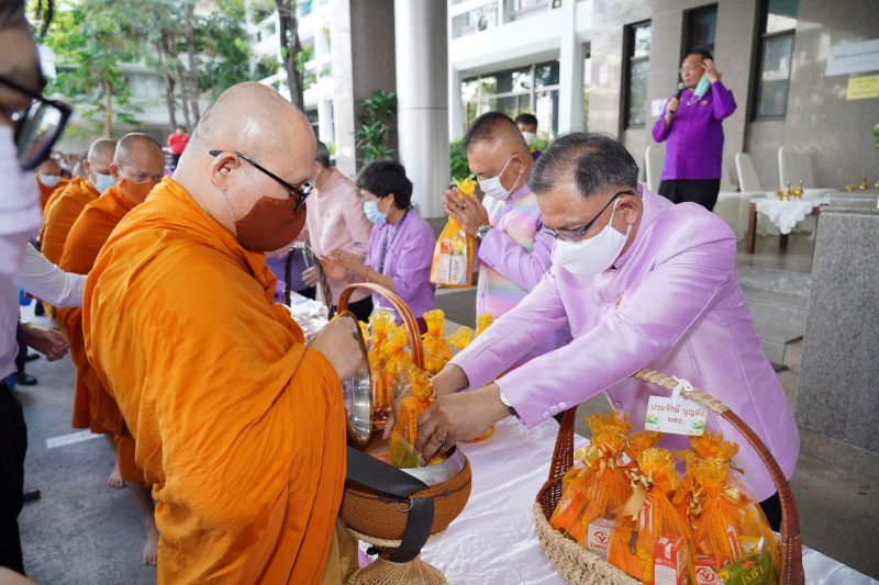 พิธีทำบุญตักบาตรข้าวสารอาหารแห้ง คณะสงฆ์จากวัดเทพธิดารามวรวิหาร พระอารามหลวง เพื่อน้อมถวายเป็นพระราชกุศลและถวายพระพรชัยมงคลแด่สม