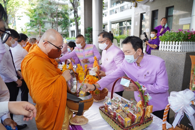 พิธีทำบุญตักบาตรข้าวสารอาหารแห้ง คณะสงฆ์จากวัดเทพธิดารามวรวิหาร พระอารามหลวง เพื่อน้อมถวายเป็นพระราชกุศลและถวายพระพรชัยมงคลแด่สม