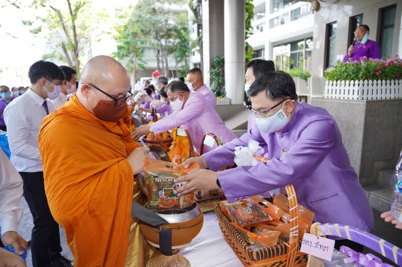 พิธีทำบุญตักบาตรข้าวสารอาหารแห้ง คณะสงฆ์จากวัดเทพธิดารามวรวิหาร พระอารามหลวง เพื่อน้อมถวายเป็นพระราชกุศลและถวายพระพรชัยมงคลแด่สม