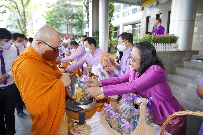 พิธีทำบุญตักบาตรข้าวสารอาหารแห้ง คณะสงฆ์จากวัดเทพธิดารามวรวิหาร พระอารามหลวง เพื่อน้อมถวายเป็นพระราชกุศลและถวายพระพรชัยมงคลแด่สม