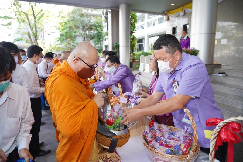พิธีทำบุญตักบาตรข้าวสารอาหารแห้ง คณะสงฆ์จากวัดเทพธิดารามวรวิหาร พระอารามหลวง เพื่อน้อมถวายเป็นพระราชกุศลและถวายพระพรชัยมงคลแด่สม