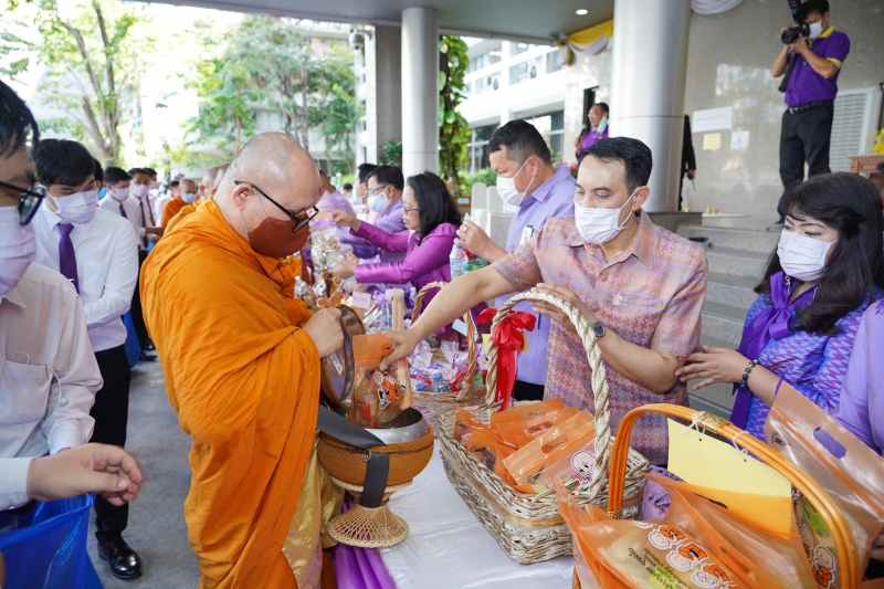 พิธีทำบุญตักบาตรข้าวสารอาหารแห้ง คณะสงฆ์จากวัดเทพธิดารามวรวิหาร พระอารามหลวง เพื่อน้อมถวายเป็นพระราชกุศลและถวายพระพรชัยมงคลแด่สม