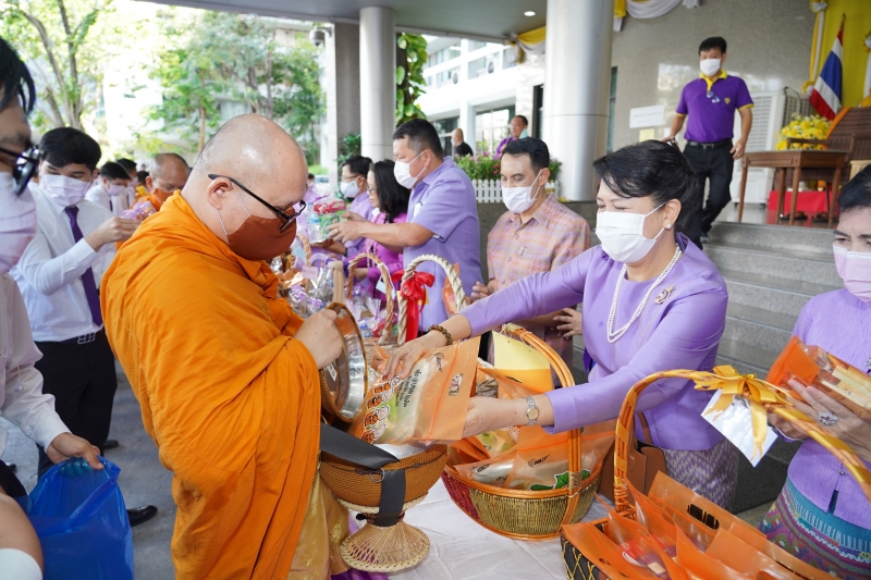 พิธีทำบุญตักบาตรข้าวสารอาหารแห้ง คณะสงฆ์จากวัดเทพธิดารามวรวิหาร พระอารามหลวง เพื่อน้อมถวายเป็นพระราชกุศลและถวายพระพรชัยมงคลแด่สม