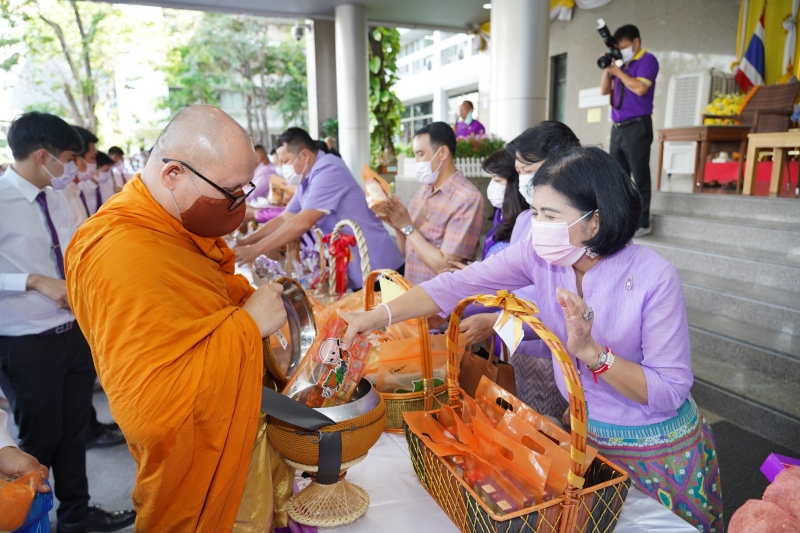 พิธีทำบุญตักบาตรข้าวสารอาหารแห้ง คณะสงฆ์จากวัดเทพธิดารามวรวิหาร พระอารามหลวง เพื่อน้อมถวายเป็นพระราชกุศลและถวายพระพรชัยมงคลแด่สม