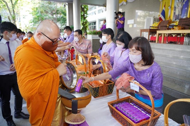 พิธีทำบุญตักบาตรข้าวสารอาหารแห้ง คณะสงฆ์จากวัดเทพธิดารามวรวิหาร พระอารามหลวง เพื่อน้อมถวายเป็นพระราชกุศลและถวายพระพรชัยมงคลแด่สม