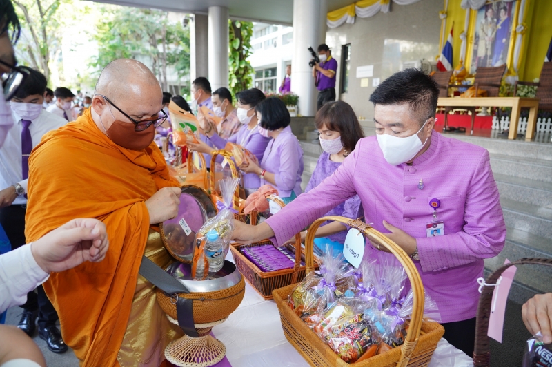 พิธีทำบุญตักบาตรข้าวสารอาหารแห้ง คณะสงฆ์จากวัดเทพธิดารามวรวิหาร พระอารามหลวง เพื่อน้อมถวายเป็นพระราชกุศลและถวายพระพรชัยมงคลแด่สม
