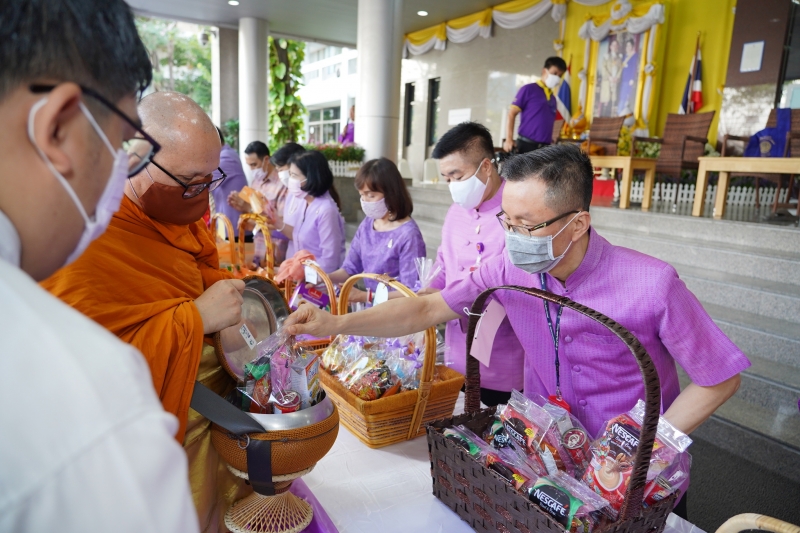 พิธีทำบุญตักบาตรข้าวสารอาหารแห้ง คณะสงฆ์จากวัดเทพธิดารามวรวิหาร พระอารามหลวง เพื่อน้อมถวายเป็นพระราชกุศลและถวายพระพรชัยมงคลแด่สม