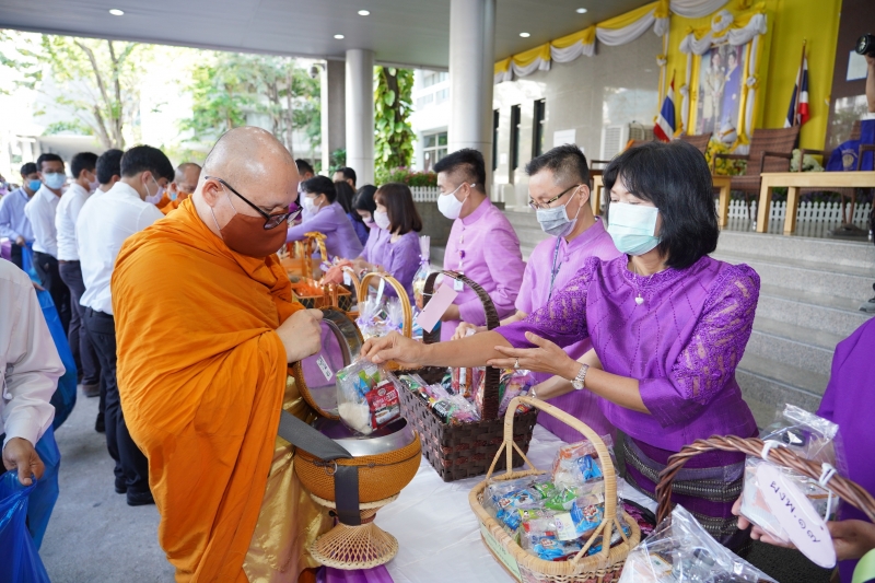 พิธีทำบุญตักบาตรข้าวสารอาหารแห้ง คณะสงฆ์จากวัดเทพธิดารามวรวิหาร พระอารามหลวง เพื่อน้อมถวายเป็นพระราชกุศลและถวายพระพรชัยมงคลแด่สม