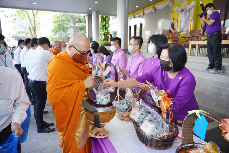 พิธีทำบุญตักบาตรข้าวสารอาหารแห้ง คณะสงฆ์จากวัดเทพธิดารามวรวิหาร พระอารามหลวง เพื่อน้อมถวายเป็นพระราชกุศลและถวายพระพรชัยมงคลแด่สม