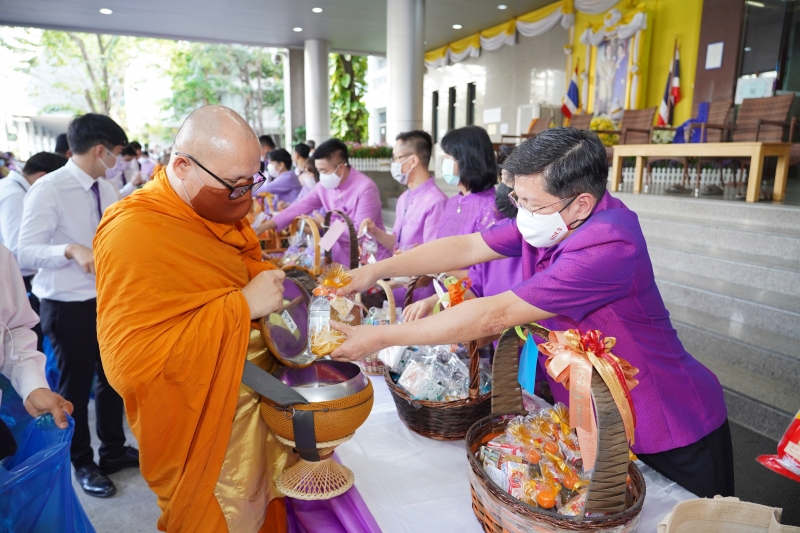 พิธีทำบุญตักบาตรข้าวสารอาหารแห้ง คณะสงฆ์จากวัดเทพธิดารามวรวิหาร พระอารามหลวง เพื่อน้อมถวายเป็นพระราชกุศลและถวายพระพรชัยมงคลแด่สม