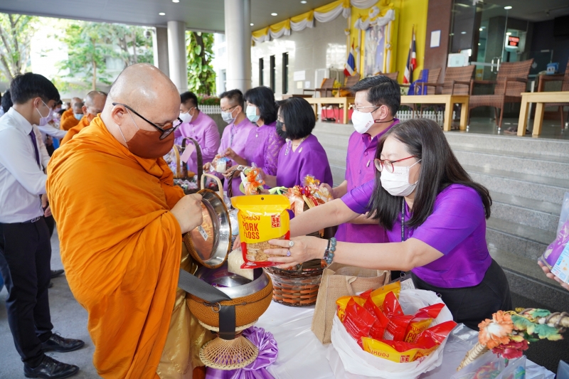 พิธีทำบุญตักบาตรข้าวสารอาหารแห้ง คณะสงฆ์จากวัดเทพธิดารามวรวิหาร พระอารามหลวง เพื่อน้อมถวายเป็นพระราชกุศลและถวายพระพรชัยมงคลแด่สม