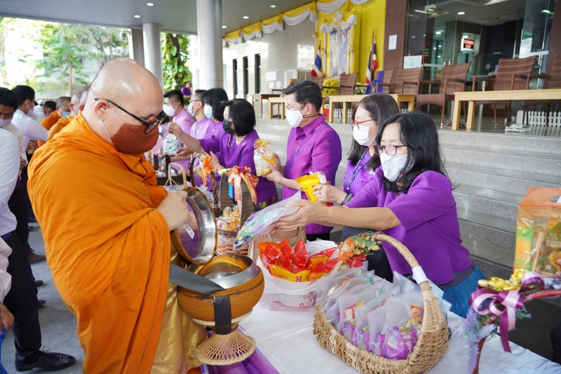 พิธีทำบุญตักบาตรข้าวสารอาหารแห้ง คณะสงฆ์จากวัดเทพธิดารามวรวิหาร พระอารามหลวง เพื่อน้อมถวายเป็นพระราชกุศลและถวายพระพรชัยมงคลแด่สม