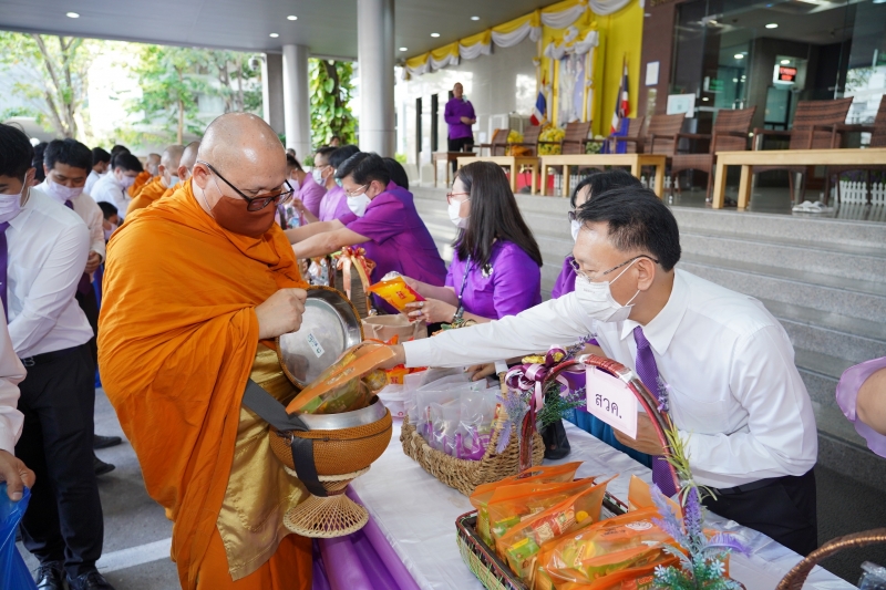 พิธีทำบุญตักบาตรข้าวสารอาหารแห้ง คณะสงฆ์จากวัดเทพธิดารามวรวิหาร พระอารามหลวง เพื่อน้อมถวายเป็นพระราชกุศลและถวายพระพรชัยมงคลแด่สม