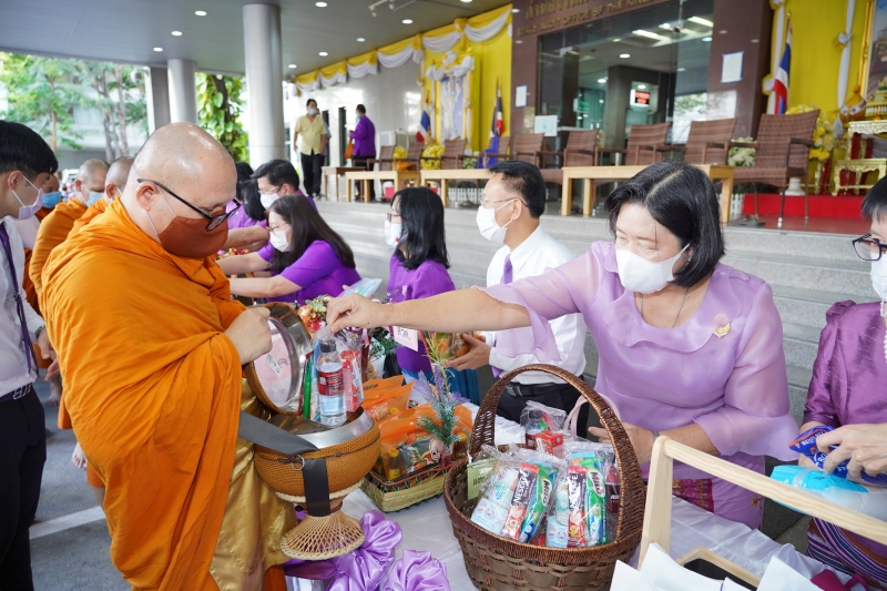 พิธีทำบุญตักบาตรข้าวสารอาหารแห้ง คณะสงฆ์จากวัดเทพธิดารามวรวิหาร พระอารามหลวง เพื่อน้อมถวายเป็นพระราชกุศลและถวายพระพรชัยมงคลแด่สม