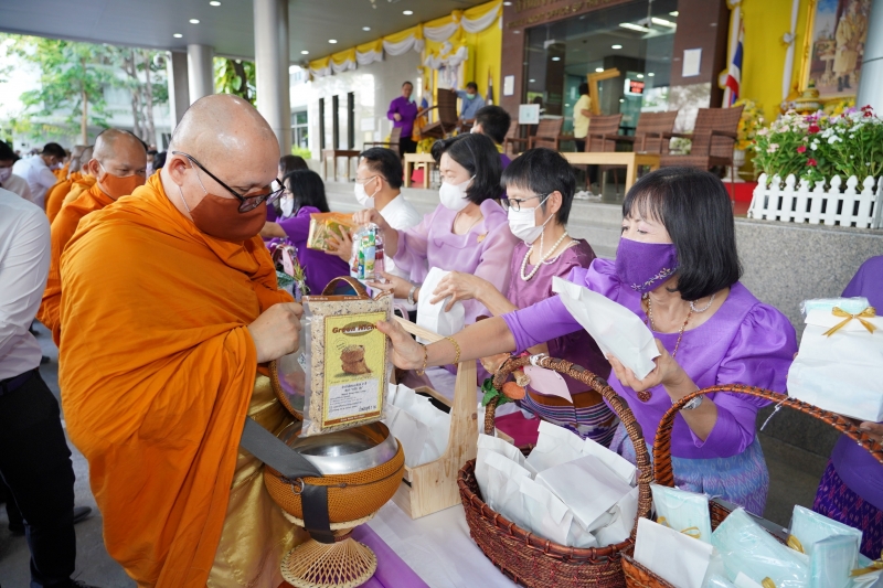 พิธีทำบุญตักบาตรข้าวสารอาหารแห้ง คณะสงฆ์จากวัดเทพธิดารามวรวิหาร พระอารามหลวง เพื่อน้อมถวายเป็นพระราชกุศลและถวายพระพรชัยมงคลแด่สม