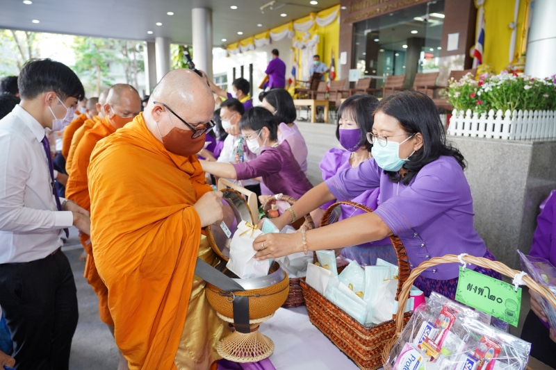 พิธีทำบุญตักบาตรข้าวสารอาหารแห้ง คณะสงฆ์จากวัดเทพธิดารามวรวิหาร พระอารามหลวง เพื่อน้อมถวายเป็นพระราชกุศลและถวายพระพรชัยมงคลแด่สม