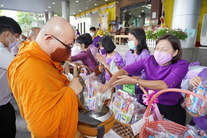 พิธีทำบุญตักบาตรข้าวสารอาหารแห้ง คณะสงฆ์จากวัดเทพธิดารามวรวิหาร พระอารามหลวง เพื่อน้อมถวายเป็นพระราชกุศลและถวายพระพรชัยมงคลแด่สม