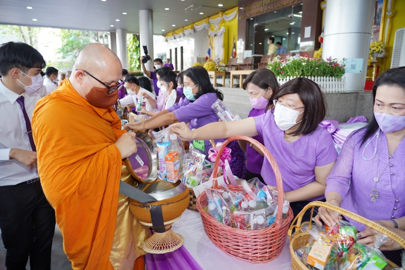 พิธีทำบุญตักบาตรข้าวสารอาหารแห้ง คณะสงฆ์จากวัดเทพธิดารามวรวิหาร พระอารามหลวง เพื่อน้อมถวายเป็นพระราชกุศลและถวายพระพรชัยมงคลแด่สม