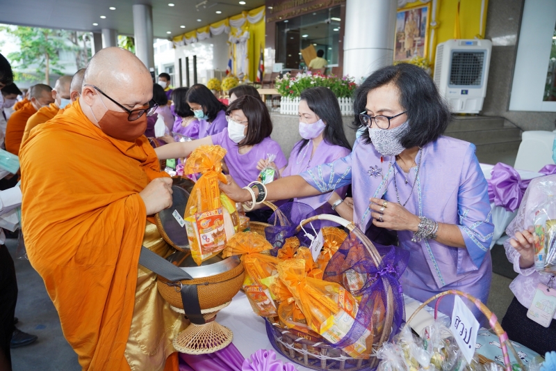 พิธีทำบุญตักบาตรข้าวสารอาหารแห้ง คณะสงฆ์จากวัดเทพธิดารามวรวิหาร พระอารามหลวง เพื่อน้อมถวายเป็นพระราชกุศลและถวายพระพรชัยมงคลแด่สม