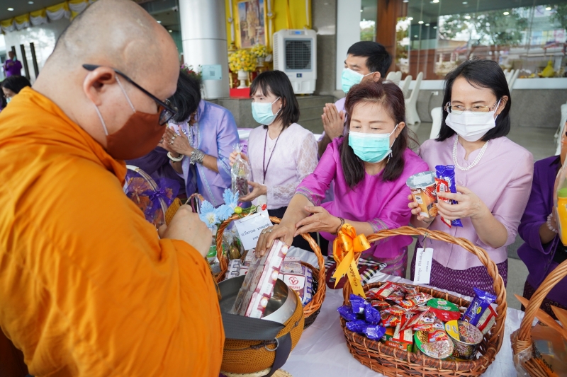 พิธีทำบุญตักบาตรข้าวสารอาหารแห้ง คณะสงฆ์จากวัดเทพธิดารามวรวิหาร พระอารามหลวง เพื่อน้อมถวายเป็นพระราชกุศลและถวายพระพรชัยมงคลแด่สม