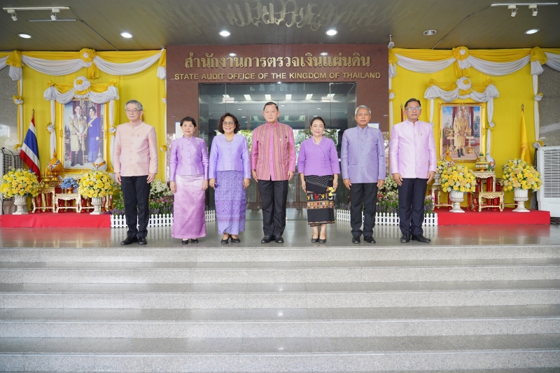 พิธีทำบุญตักบาตรข้าวสารอาหารแห้ง คณะสงฆ์จากวัดเทพธิดารามวรวิหาร พระอารามหลวง เพื่อน้อมถวายเป็นพระราชกุศลและถวายพระพรชัยมงคลแด่สม