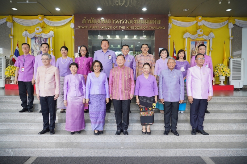 พิธีทำบุญตักบาตรข้าวสารอาหารแห้ง คณะสงฆ์จากวัดเทพธิดารามวรวิหาร พระอารามหลวง เพื่อน้อมถวายเป็นพระราชกุศลและถวายพระพรชัยมงคลแด่สม