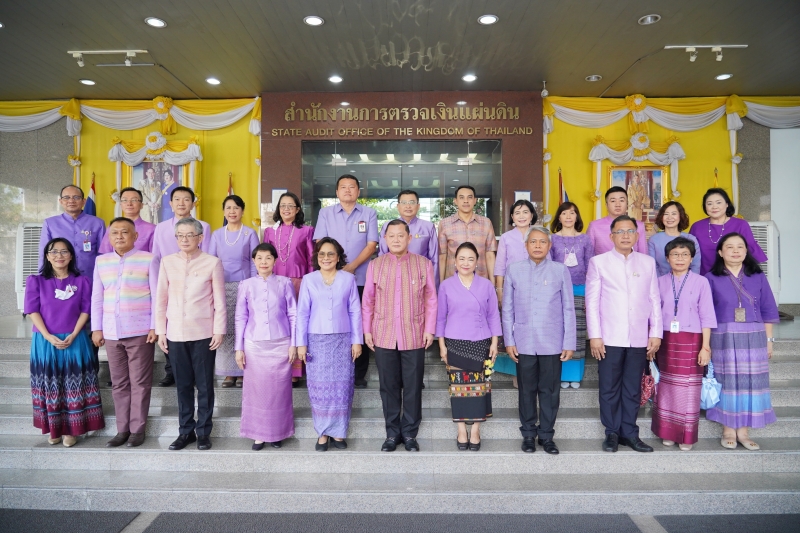 พิธีทำบุญตักบาตรข้าวสารอาหารแห้ง คณะสงฆ์จากวัดเทพธิดารามวรวิหาร พระอารามหลวง เพื่อน้อมถวายเป็นพระราชกุศลและถวายพระพรชัยมงคลแด่สม