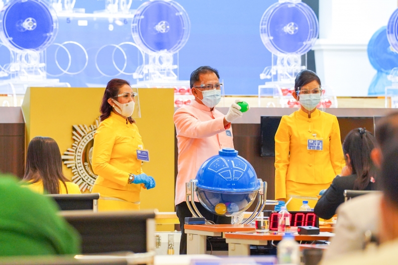 ผู้ว่าการตรวจเงินแผ่นดินเป็นประธานกรรมการออกรางวัลสลากกินแบ่งรัฐบาล ณ สำนักงานสลากกินแบ่งรัฐบาล จังหวัดนนทบุรี