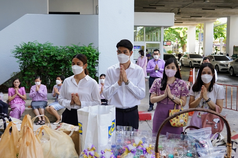  พิธีเจริญพระพุทธมนต์และทำบุญตักบาตร ถวายพระราชกุศลและถวายพระพรชัยมงคล เนื่องในโอกาสวันเฉลิมพระชนมพรรษา สมเด็จพระนางเจ้า ฯ พระบร