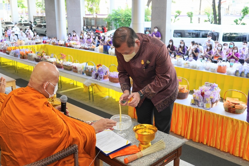  พิธีเจริญพระพุทธมนต์และทำบุญตักบาตร ถวายพระราชกุศลและถวายพระพรชัยมงคล เนื่องในโอกาสวันเฉลิมพระชนมพรรษา สมเด็จพระนางเจ้า ฯ พระบร