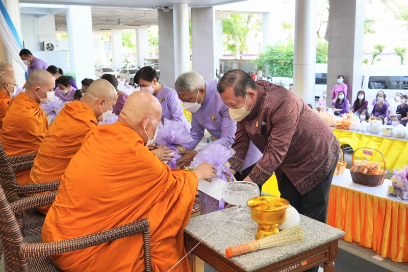  พิธีเจริญพระพุทธมนต์และทำบุญตักบาตร ถวายพระราชกุศลและถวายพระพรชัยมงคล เนื่องในโอกาสวันเฉลิมพระชนมพรรษา สมเด็จพระนางเจ้า ฯ พระบร