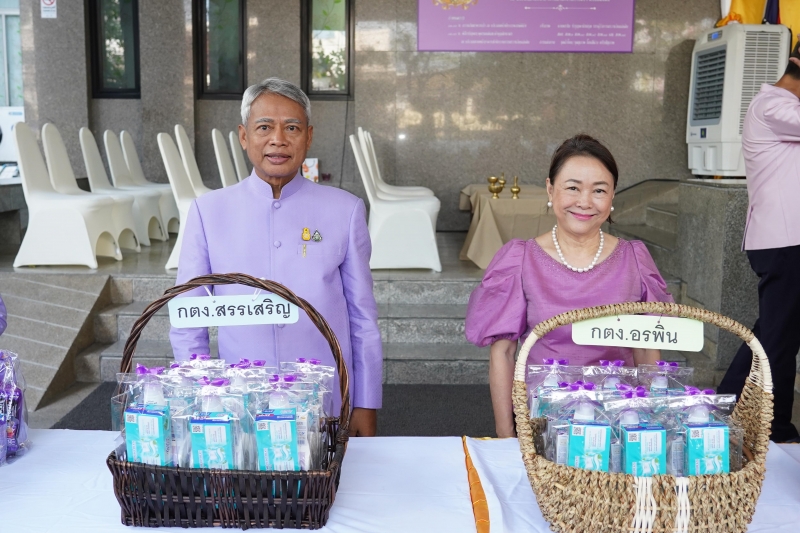  พิธีเจริญพระพุทธมนต์และทำบุญตักบาตร ถวายพระราชกุศลและถวายพระพรชัยมงคล เนื่องในโอกาสวันเฉลิมพระชนมพรรษา สมเด็จพระนางเจ้า ฯ พระบร