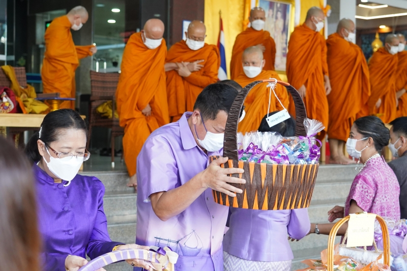  พิธีเจริญพระพุทธมนต์และทำบุญตักบาตร ถวายพระราชกุศลและถวายพระพรชัยมงคล เนื่องในโอกาสวันเฉลิมพระชนมพรรษา สมเด็จพระนางเจ้า ฯ พระบร