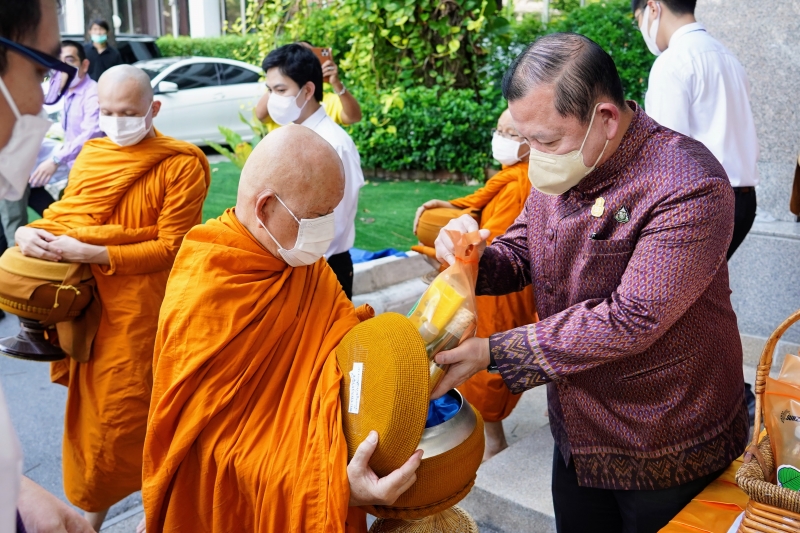  พิธีเจริญพระพุทธมนต์และทำบุญตักบาตร ถวายพระราชกุศลและถวายพระพรชัยมงคล เนื่องในโอกาสวันเฉลิมพระชนมพรรษา สมเด็จพระนางเจ้า ฯ พระบร