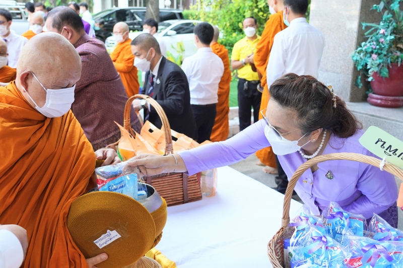  พิธีเจริญพระพุทธมนต์และทำบุญตักบาตร ถวายพระราชกุศลและถวายพระพรชัยมงคล เนื่องในโอกาสวันเฉลิมพระชนมพรรษา สมเด็จพระนางเจ้า ฯ พระบร
