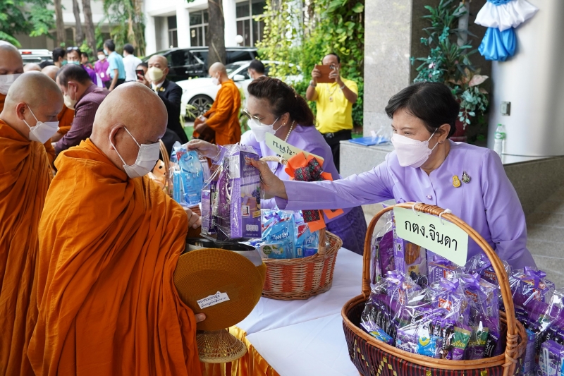  พิธีเจริญพระพุทธมนต์และทำบุญตักบาตร ถวายพระราชกุศลและถวายพระพรชัยมงคล เนื่องในโอกาสวันเฉลิมพระชนมพรรษา สมเด็จพระนางเจ้า ฯ พระบร