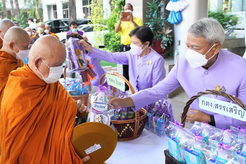  พิธีเจริญพระพุทธมนต์และทำบุญตักบาตร ถวายพระราชกุศลและถวายพระพรชัยมงคล เนื่องในโอกาสวันเฉลิมพระชนมพรรษา สมเด็จพระนางเจ้า ฯ พระบร