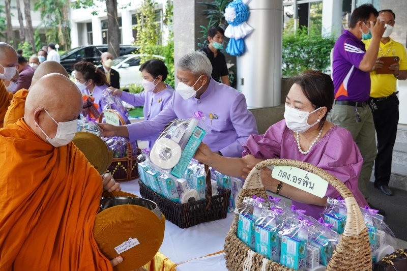 พิธีเจริญพระพุทธมนต์และทำบุญตักบาตร ถวายพระราชกุศลและถวายพระพรชัยมงคล เนื่องในโอกาสวันเฉลิมพระชนมพรรษา สมเด็จพระนางเจ้า ฯ พระบร