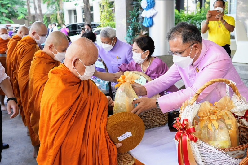  พิธีเจริญพระพุทธมนต์และทำบุญตักบาตร ถวายพระราชกุศลและถวายพระพรชัยมงคล เนื่องในโอกาสวันเฉลิมพระชนมพรรษา สมเด็จพระนางเจ้า ฯ พระบร