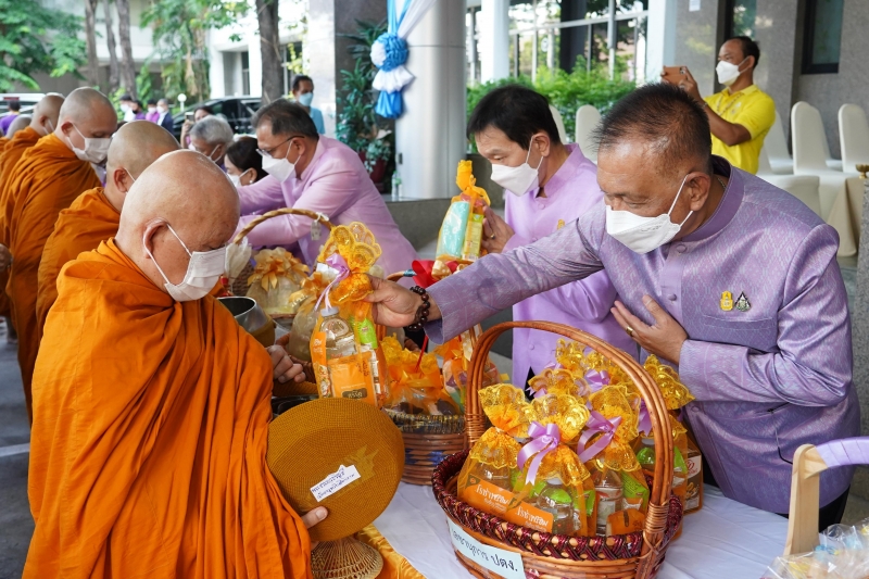  พิธีเจริญพระพุทธมนต์และทำบุญตักบาตร ถวายพระราชกุศลและถวายพระพรชัยมงคล เนื่องในโอกาสวันเฉลิมพระชนมพรรษา สมเด็จพระนางเจ้า ฯ พระบร