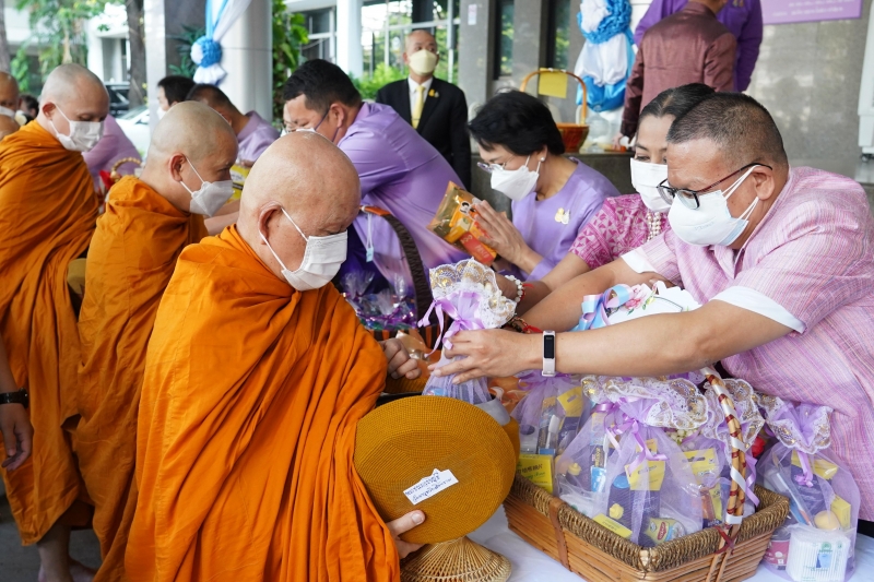  พิธีเจริญพระพุทธมนต์และทำบุญตักบาตร ถวายพระราชกุศลและถวายพระพรชัยมงคล เนื่องในโอกาสวันเฉลิมพระชนมพรรษา สมเด็จพระนางเจ้า ฯ พระบร