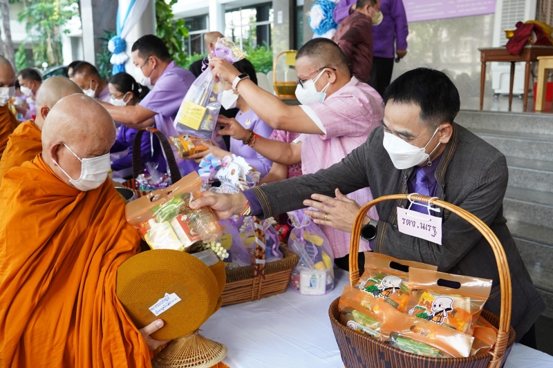  พิธีเจริญพระพุทธมนต์และทำบุญตักบาตร ถวายพระราชกุศลและถวายพระพรชัยมงคล เนื่องในโอกาสวันเฉลิมพระชนมพรรษา สมเด็จพระนางเจ้า ฯ พระบร
