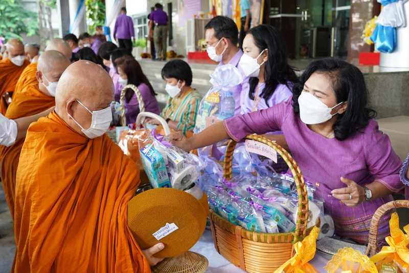  พิธีเจริญพระพุทธมนต์และทำบุญตักบาตร ถวายพระราชกุศลและถวายพระพรชัยมงคล เนื่องในโอกาสวันเฉลิมพระชนมพรรษา สมเด็จพระนางเจ้า ฯ พระบร