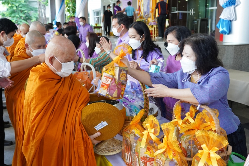  พิธีเจริญพระพุทธมนต์และทำบุญตักบาตร ถวายพระราชกุศลและถวายพระพรชัยมงคล เนื่องในโอกาสวันเฉลิมพระชนมพรรษา สมเด็จพระนางเจ้า ฯ พระบร