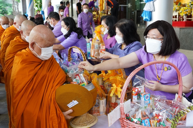  พิธีเจริญพระพุทธมนต์และทำบุญตักบาตร ถวายพระราชกุศลและถวายพระพรชัยมงคล เนื่องในโอกาสวันเฉลิมพระชนมพรรษา สมเด็จพระนางเจ้า ฯ พระบร