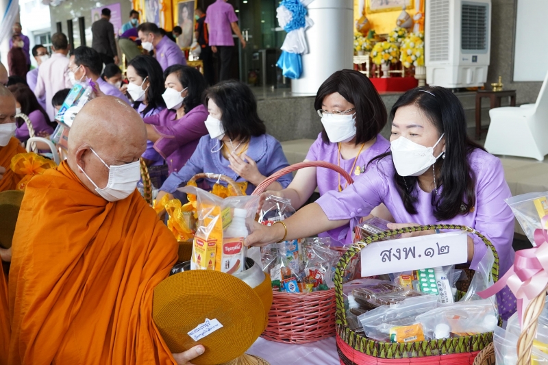  พิธีเจริญพระพุทธมนต์และทำบุญตักบาตร ถวายพระราชกุศลและถวายพระพรชัยมงคล เนื่องในโอกาสวันเฉลิมพระชนมพรรษา สมเด็จพระนางเจ้า ฯ พระบร
